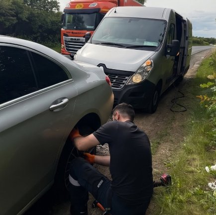 Emergency roadside tyre fitting